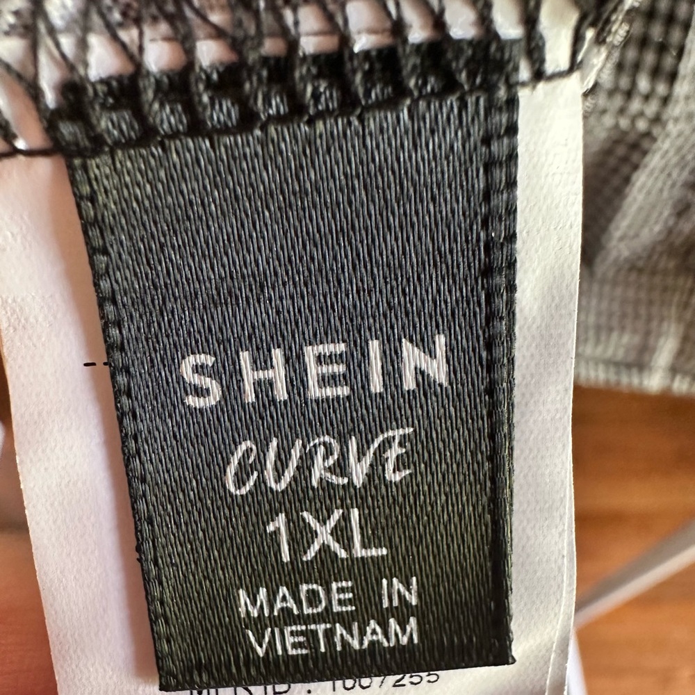 Size 1X SHEIN Curve Women’s Black & White Gingham Ruffle Sleeve Top. NWOT. - Picture 3 of 3